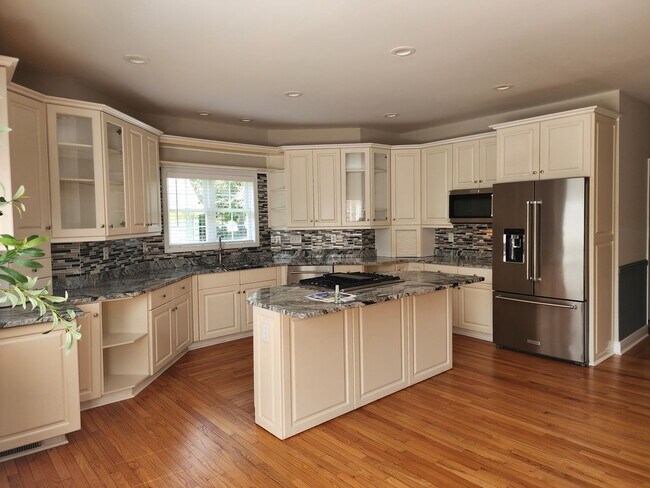 Building Photo - Lakeview Home!