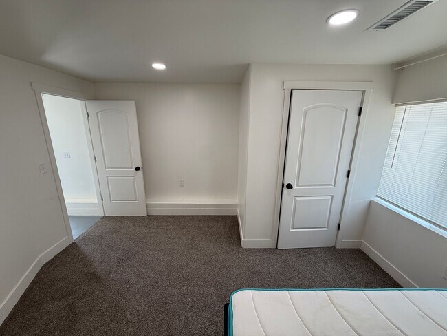 Building Photo - 8285 Lakeshore Dr