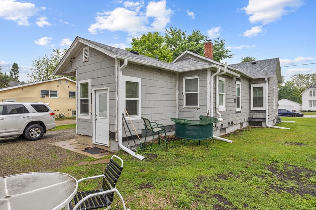Building Photo - 11611 Maple Ave