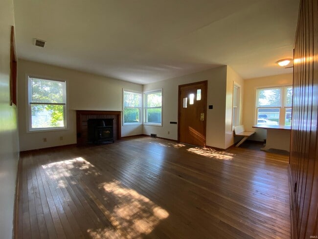 Building Photo - 2415 E 4th St