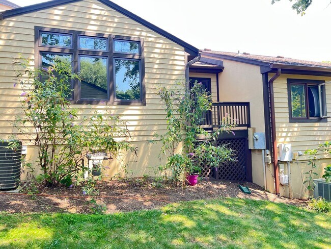 Building Photo - Branchlands Condo