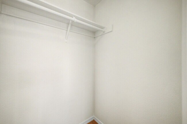 Building Photo - ***INCREDIBLE TOWNHOME with ALL appliances & water, sewer, trash INCLUDED!