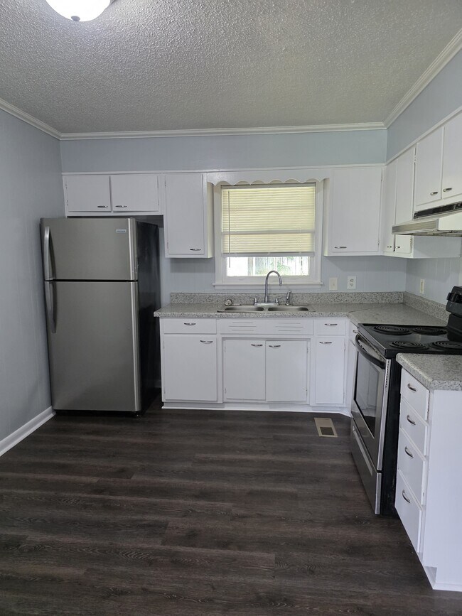 Building Photo - 3607 Inglewood Dr NW