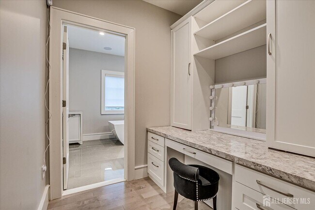 Building Photo - 3979 Park Ave