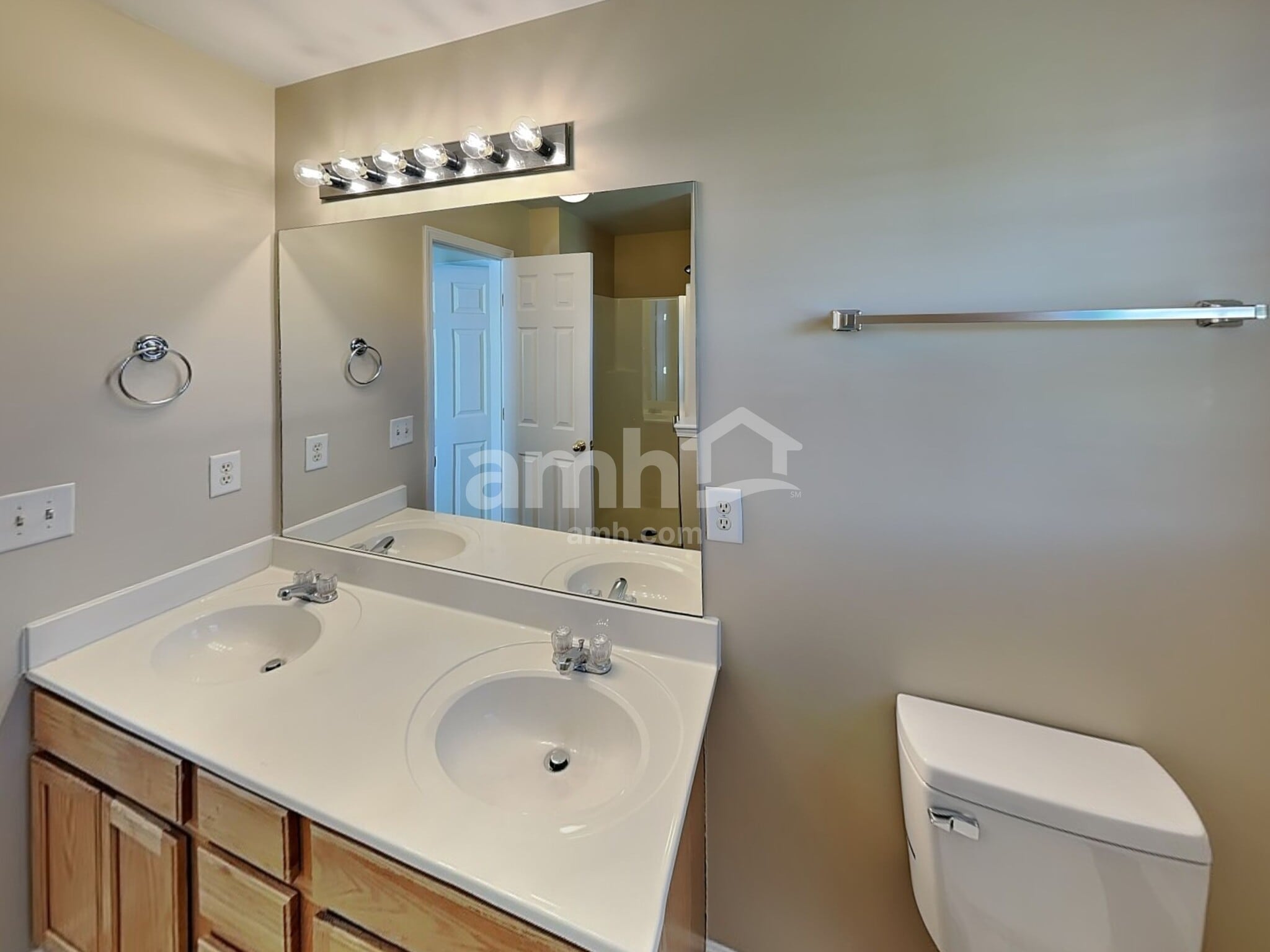 Building Photo - 1041 Vanguard Dr