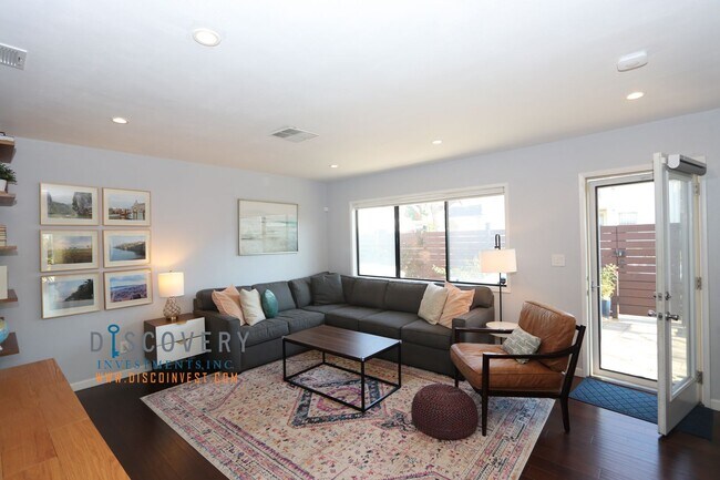 Building Photo - Centrally Located Mid-Century Contemporary Home