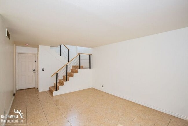 Building Photo - Modern 2Bdm 1.5Ba Townhome in Central Las ...