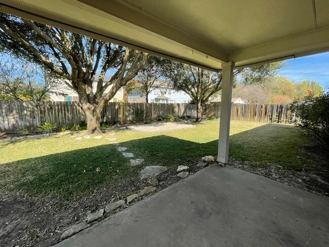 Building Photo - Beautiful single-story home in desirable Vista Oaks Subdivision