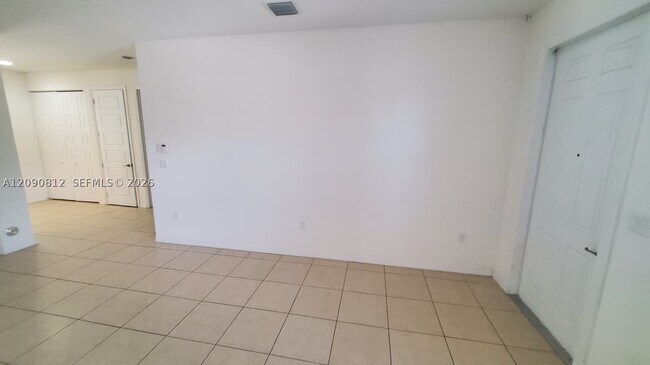 Building Photo - 652 NE 191st St