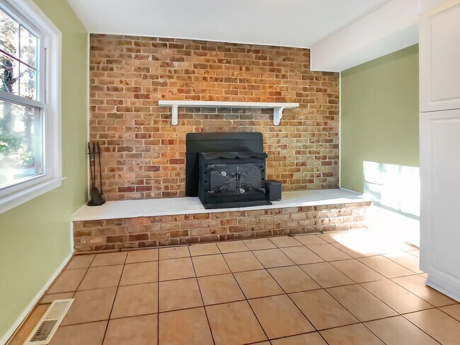 Building Photo - Rare Find! Private 4BR / 2.5BA Home on Nea...