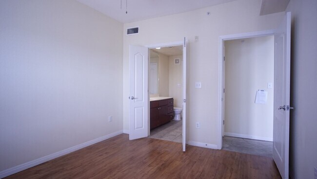 Building Photo - Large 3/2 with Rooftop Pool Walking Distance to UT Austin