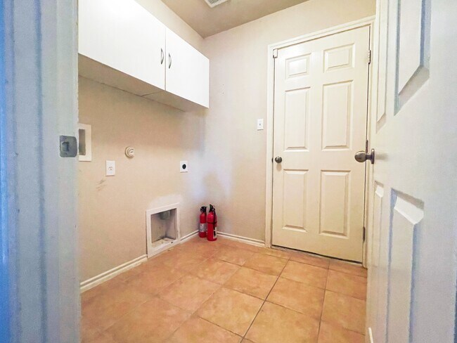 laundry room - 577 Quarter Ave