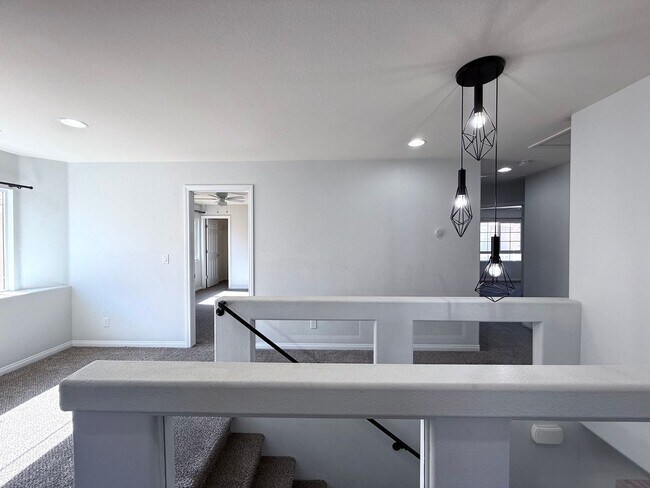Building Photo - Great 5 bedroom home with RV Parking! Loca...