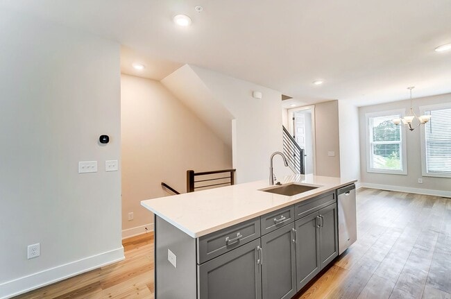 Building Photo - 3 Bedroom Townhome minutes from South End!