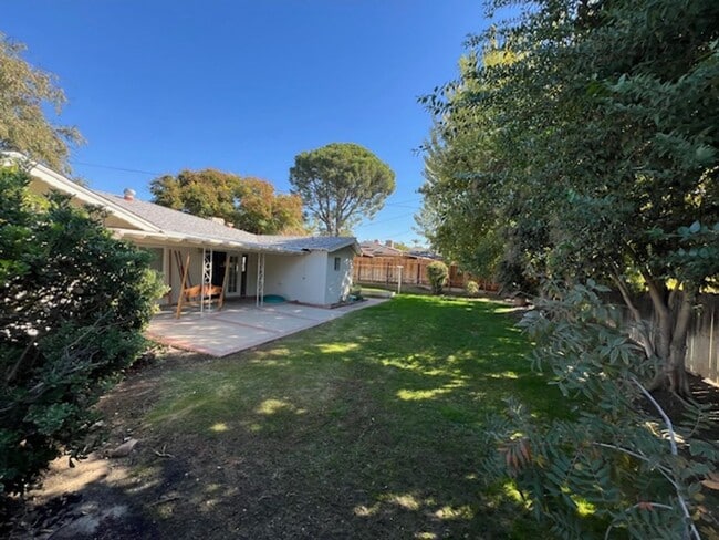 Building Photo - HOUSE