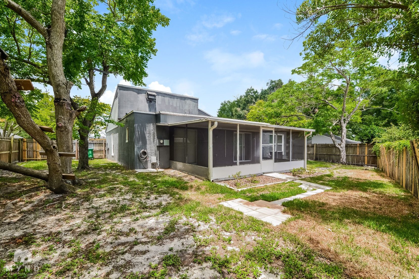 Building Photo - 209 Banyan Ct