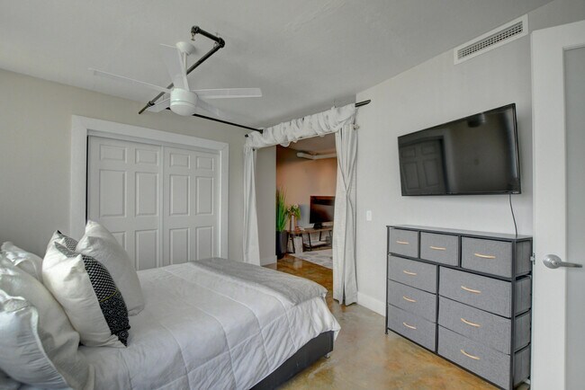 Building Photo - 185 NE 4th Ave