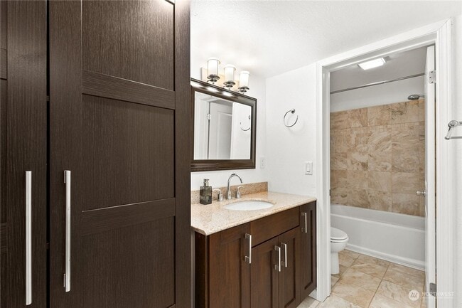 Building Photo - Great 1bed 1bath Location in Kirkland! Next to Village at Totem Lake Mall