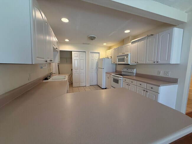Building Photo - 221 Millcrest Dr