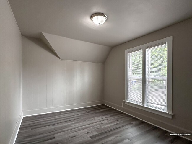 Building Photo - 127 W 6th St