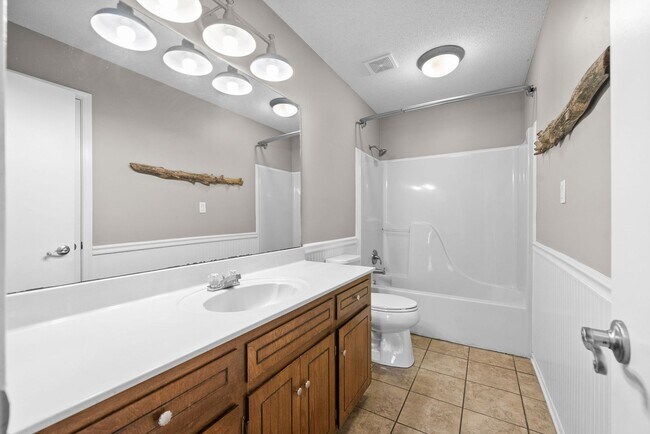 Building Photo - 4 Bedroom Home For Rent in St. B Area of Clarksville!