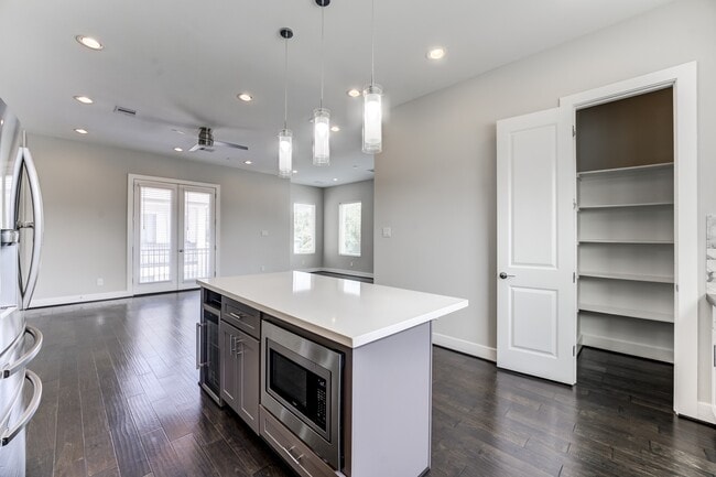 Building Photo - 2510 Tuam St