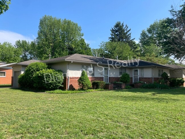 Building Photo - LOCATION! LOCATION! LOCATION!  South Springfield Duplex Available!