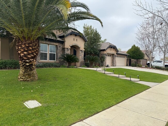 Building Photo - Stunning 4 bedroom + office in Seven Oaks!