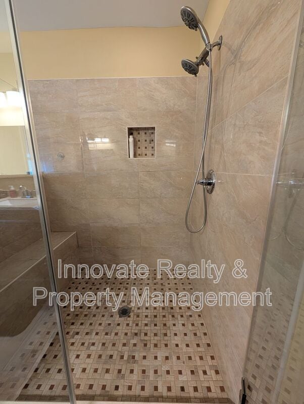 Building Photo - 6519 Lincoln Dr