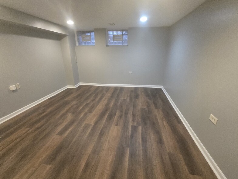 Building Photo - 7011 S East End Ave