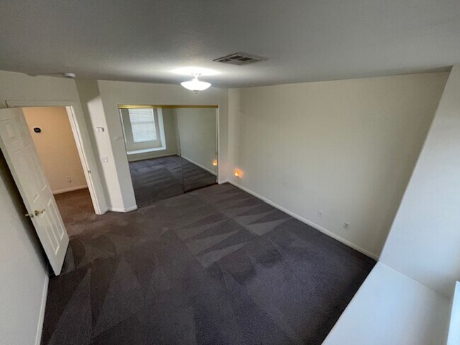Building Photo - FANTASTIC SPACIOUS HOME LOCATED IN GATED C...
