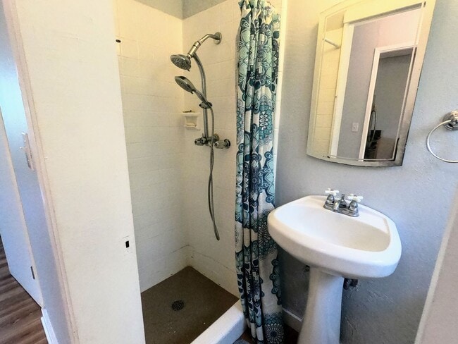 Building Photo - Fully Furnished Waialae Gardens 2 Bed/2 ba...