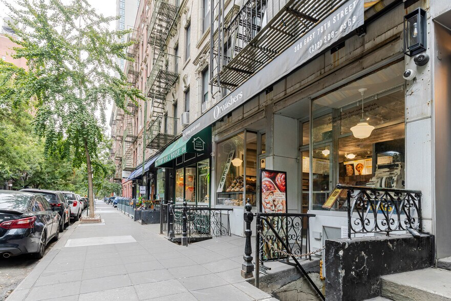 Building Photo - 308 E 78th St