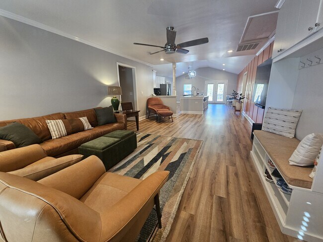 Building Photo - 2737 Celia Ave