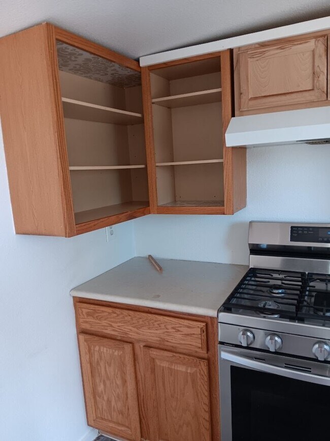 Building Photo - 685 Englehart