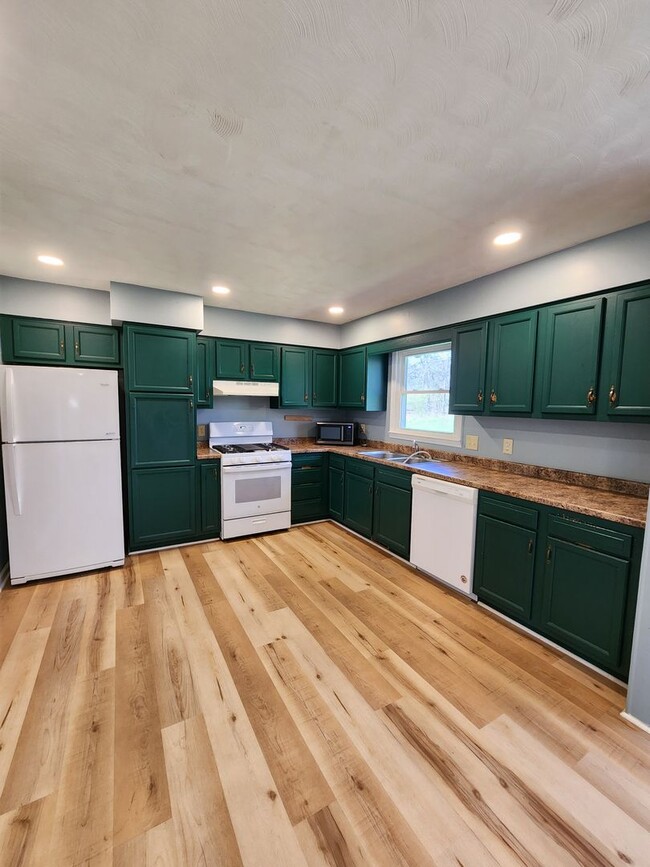 Building Photo - Large Brick Ranch-Rental