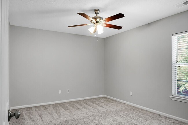 Building Photo - Spacious 2 Story, 4 BR, 2.5 BA, 2 Car Gara...