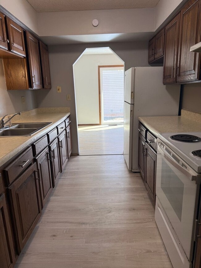 Building Photo - Available Now 2 bedroom 2 bath duplex!