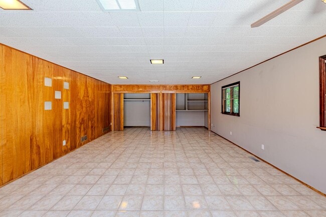 Building Photo - 1518 Wellesley Dr NE
