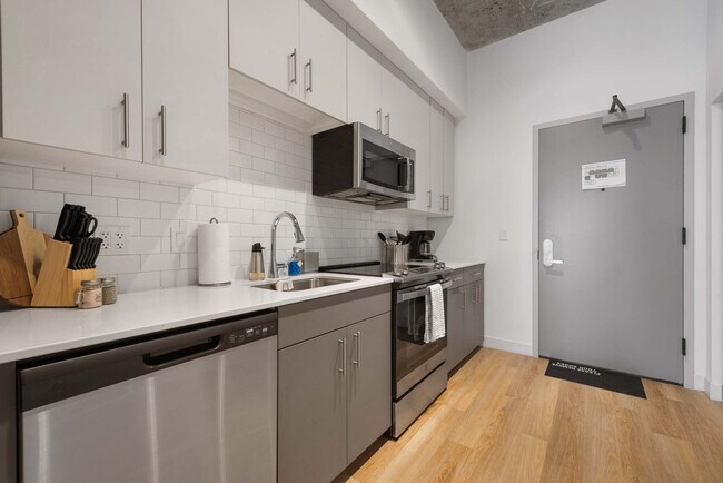 Building Photo - 853 W Blackhawk St