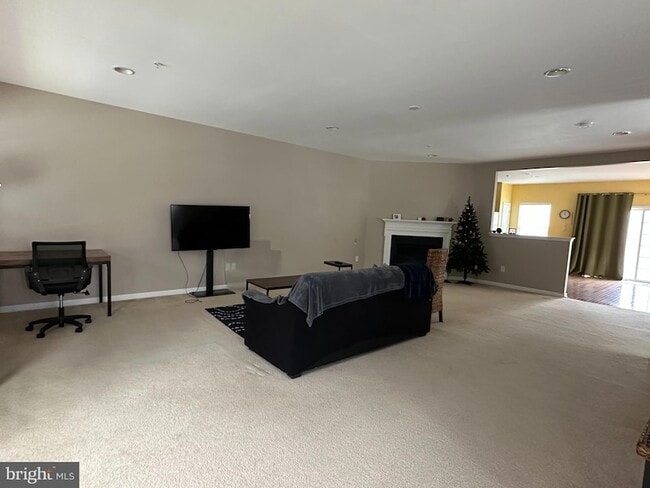 Building Photo - 526 S Twin Lakes Blvd