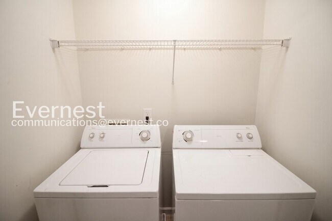 Building Photo - 3 Bed/2.5 Bath Townhome with Garage / Pet-Friendly / Coming Soon!