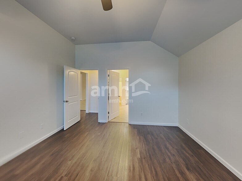 Building Photo - 2515 Pioneer Oaks Dr