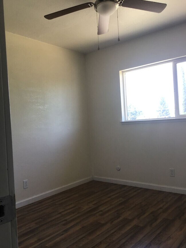 Building Photo - Townhouse Available