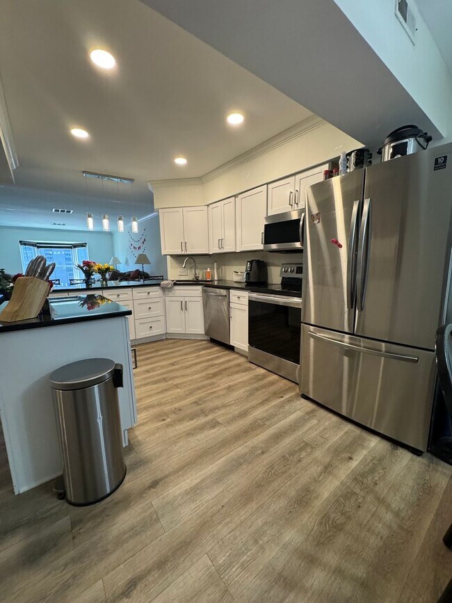 Building Photo - Spacious Renovated 3-Bedroom Condo Near UT...