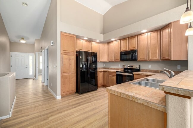 Building Photo - This beautiful 3-bedroom, 3-bathroom in Parker