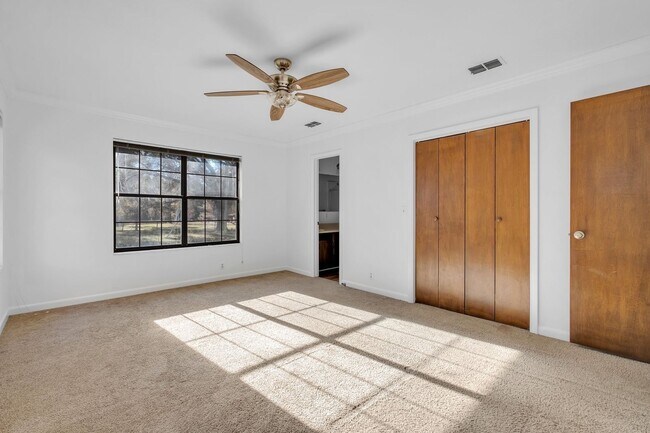 Building Photo - 5 bed 2.5 bath home with acreage