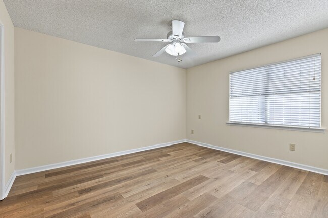 Building Photo - 2107 Hamilton Pl S