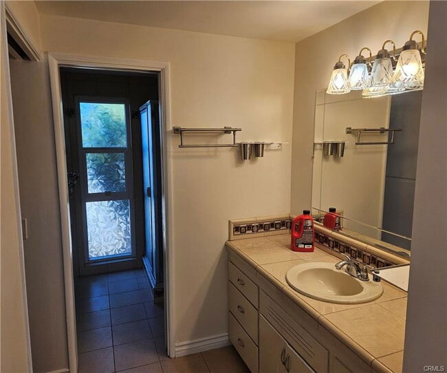 Building Photo - 402 E Cypress Ave