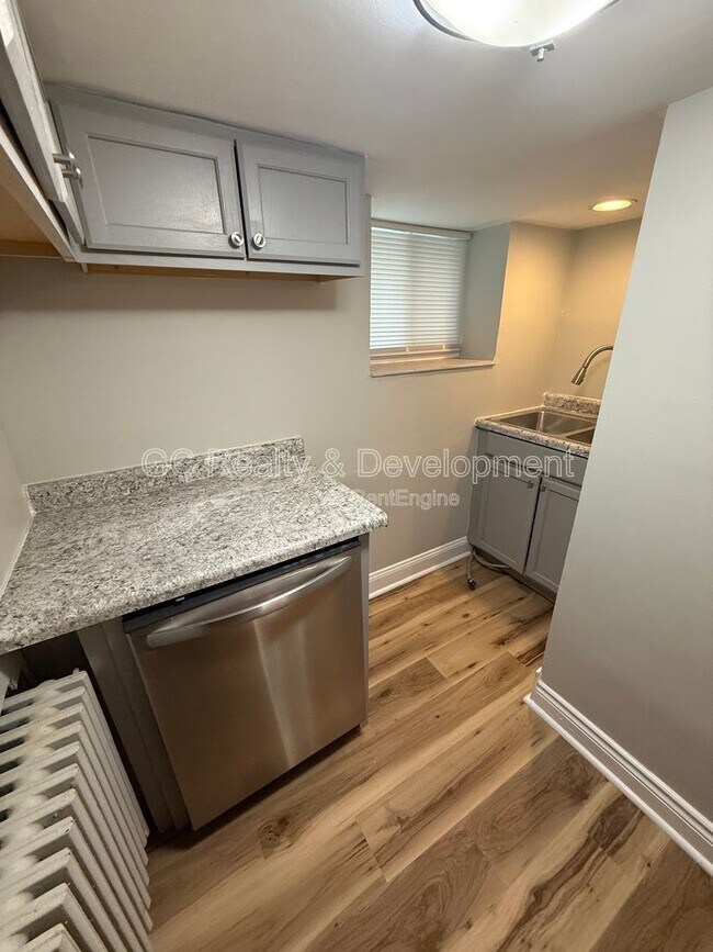 Building Photo - 2519 N Hamlin Ave